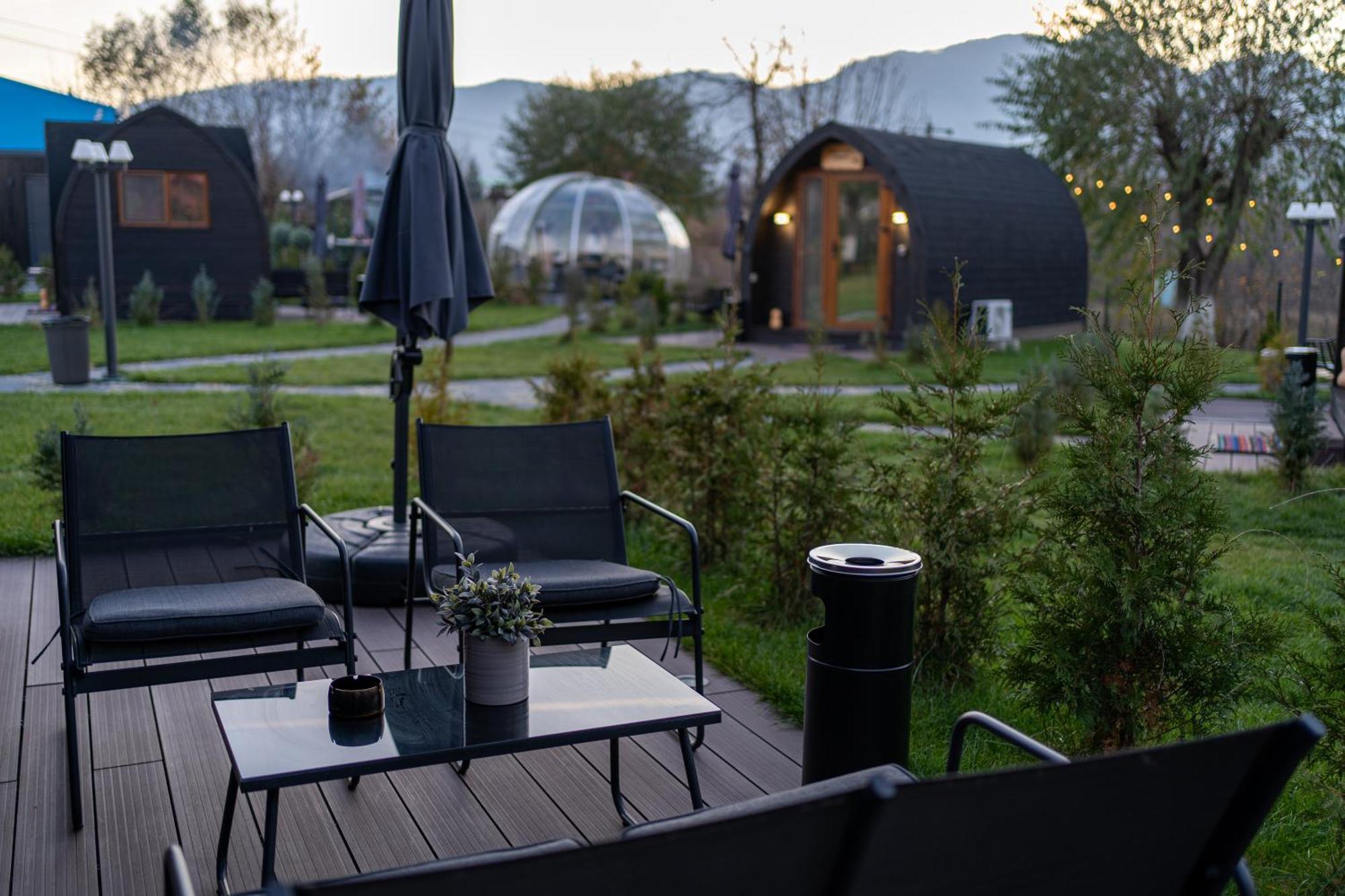 Glamp In Style Pods Resort Bran  Exterior foto