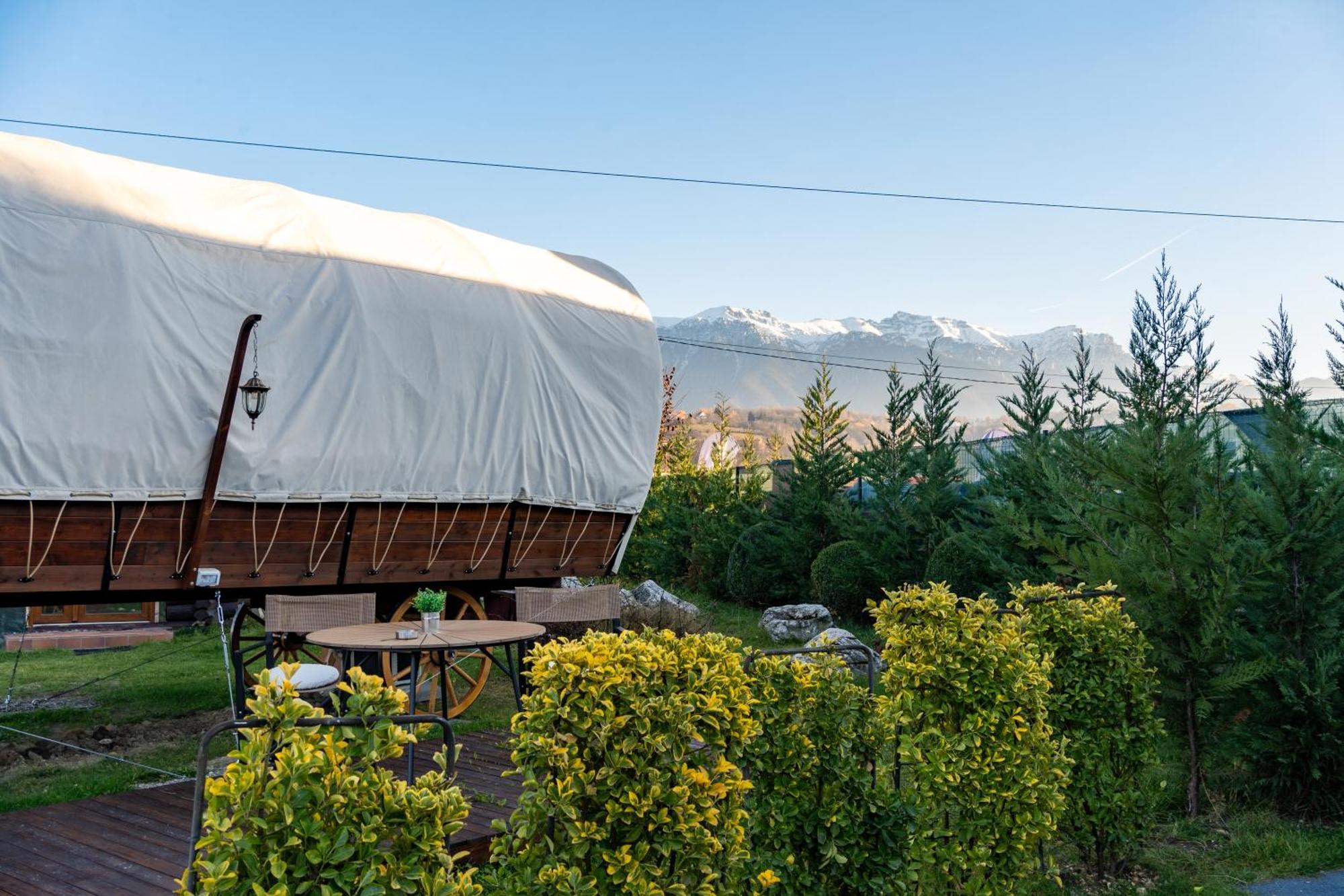 Glamp In Style Pods Resort Bran  Exterior foto