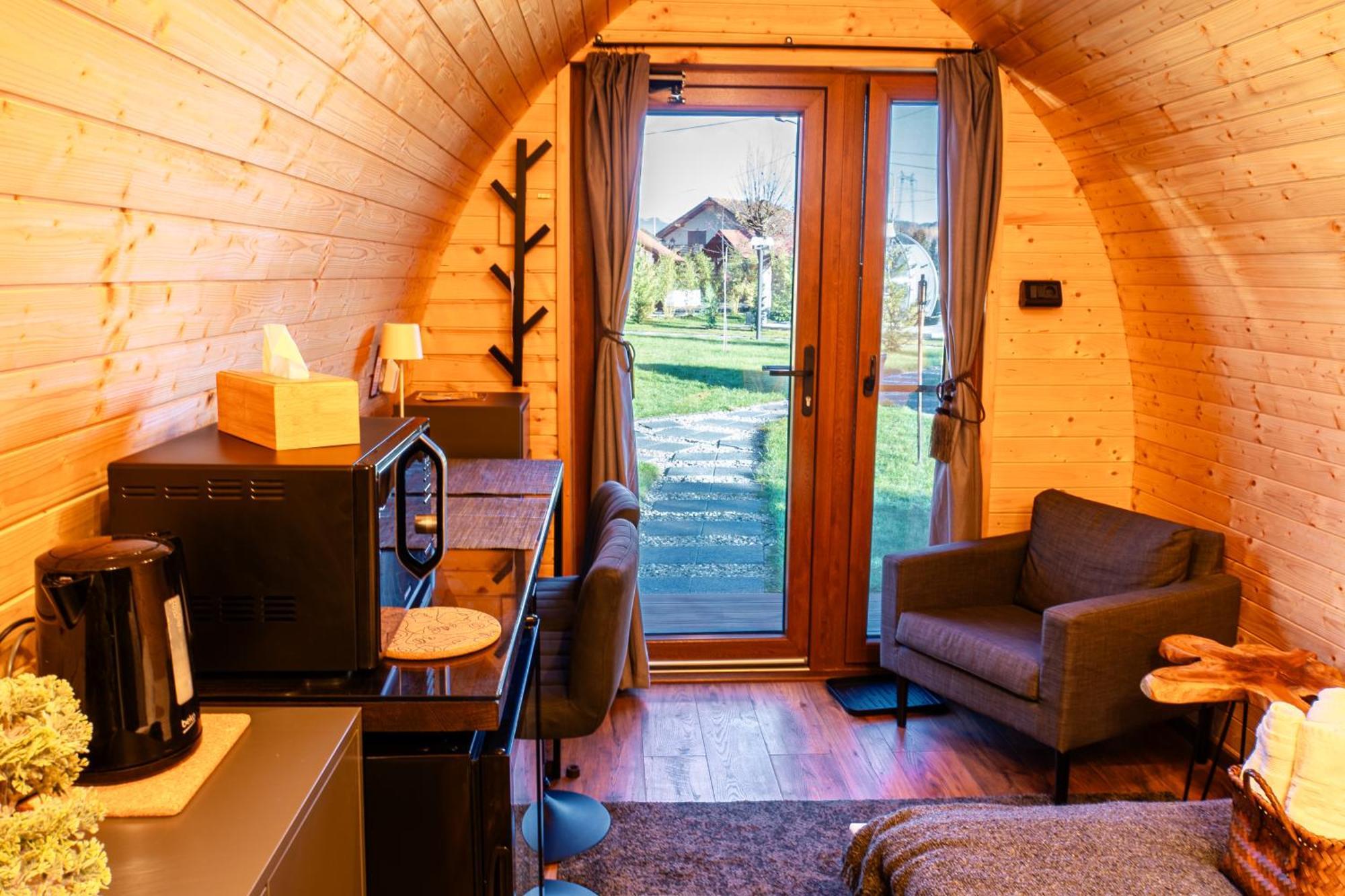 Glamp In Style Pods Resort Bran  Exterior foto